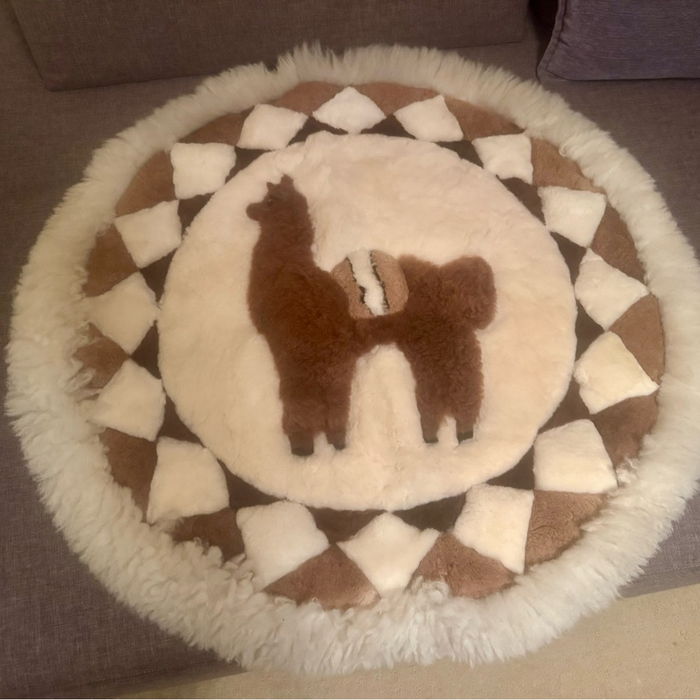 ROUND ALPACA WALL FUR RUG